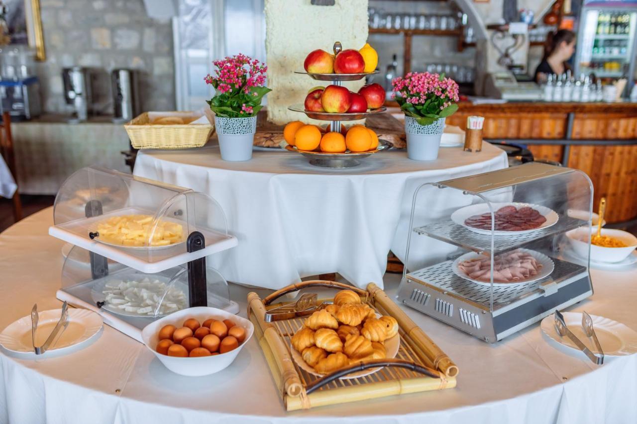 Hotel Savojo Petrovac Luaran gambar